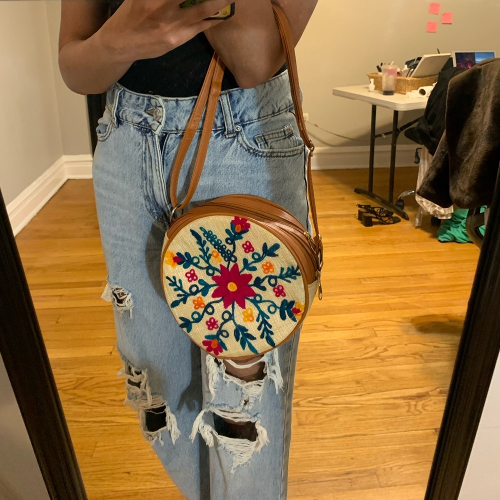 Handbag with embroidery with 2 deep pockets and gold zippers